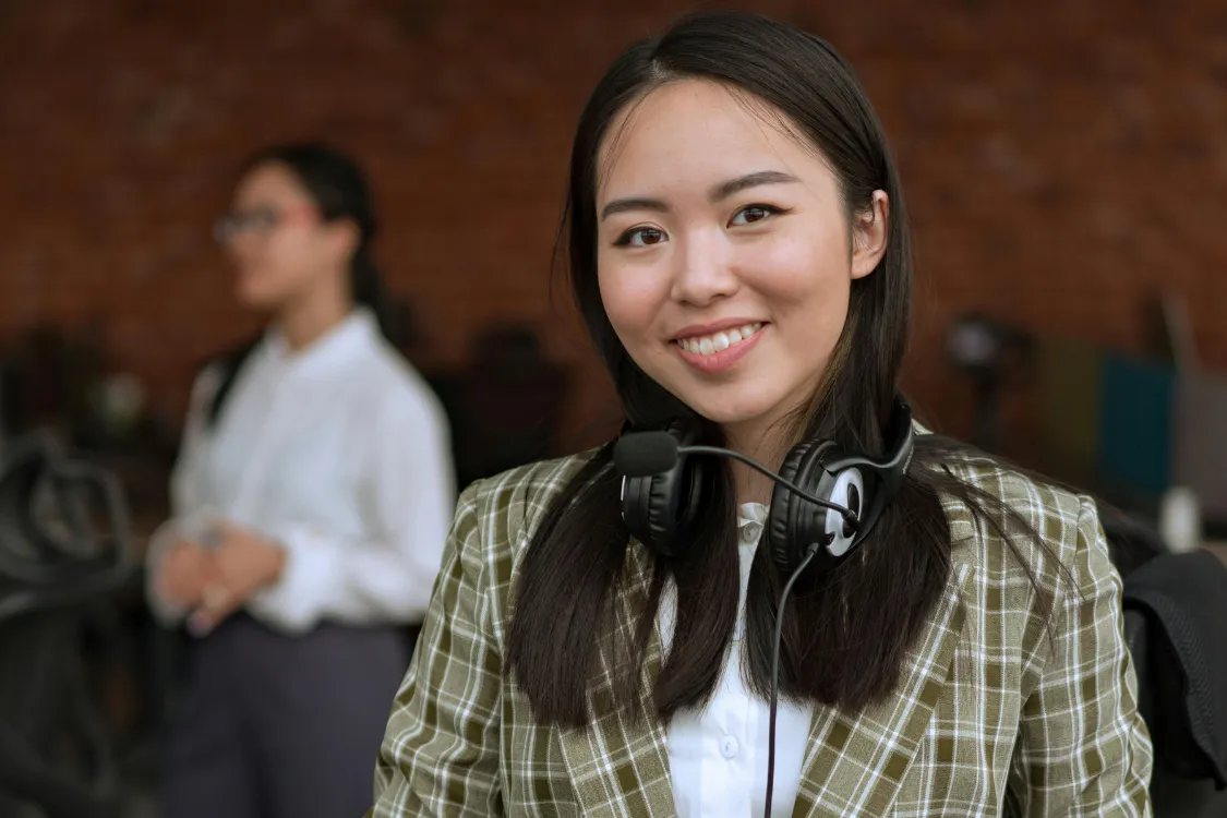 Smiling Filipino professional with a headset, representing the Philippines’ strong presence in customer service and virtual assistant roles.